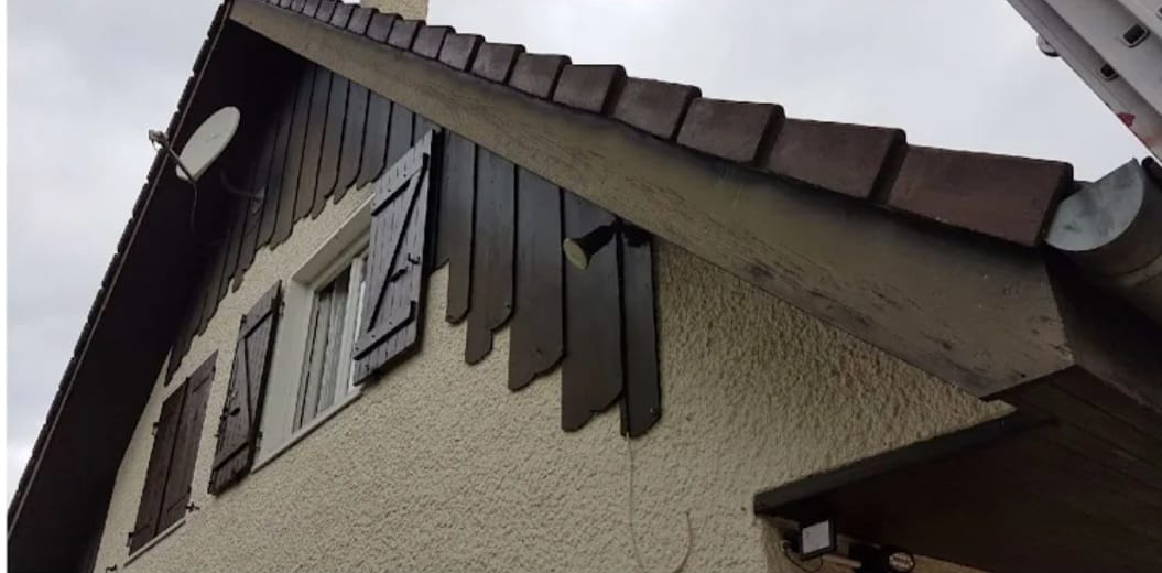 Nettoyage des débords de toiture et bardage bois — avant travaux