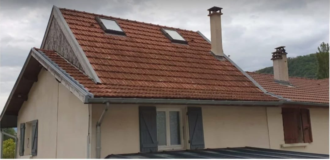 Nettoyage d'une toiture au-dessus d'une véranda — avant travaux