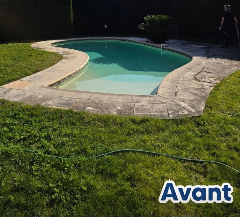 Nettoyage d'une plage de piscine et de ses margelles — avant travaux