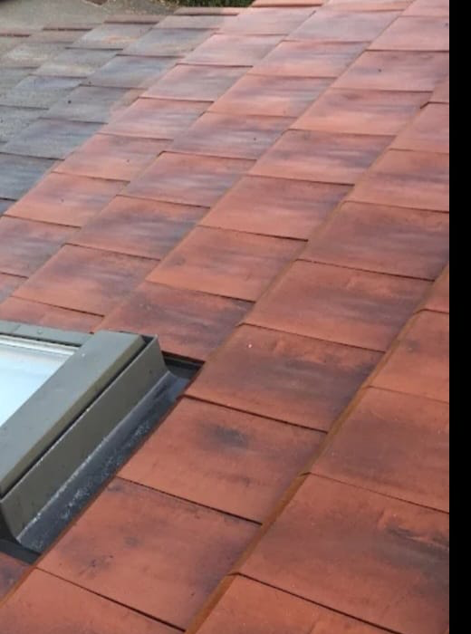 Nettoyage d'une toiture en tuiles plates avec fenêtre de toit — après travaux