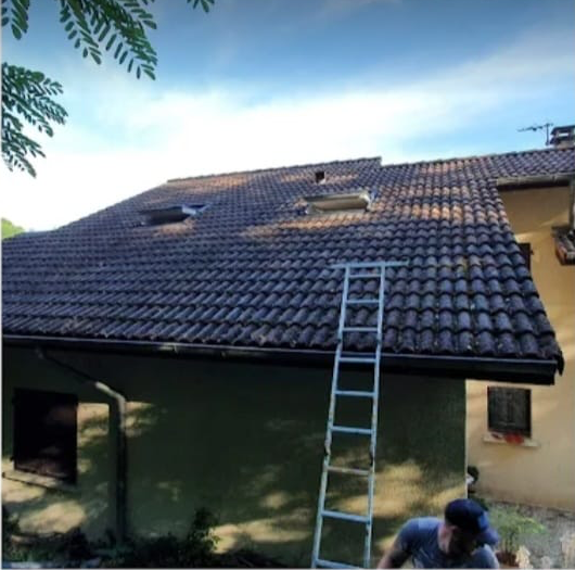 Rénovation d'une toiture avec fenêtres de toit — avant travaux