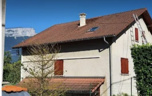 Nettoyage complet de la toiture d'une maison — avant travaux