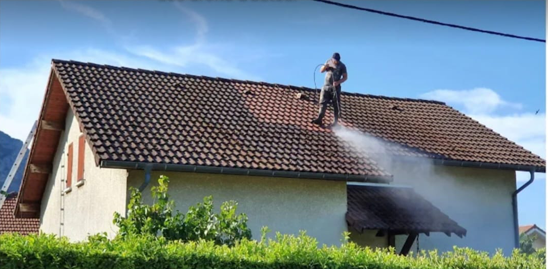 Nettoyage haute pression d'une toiture de maison — avant travaux