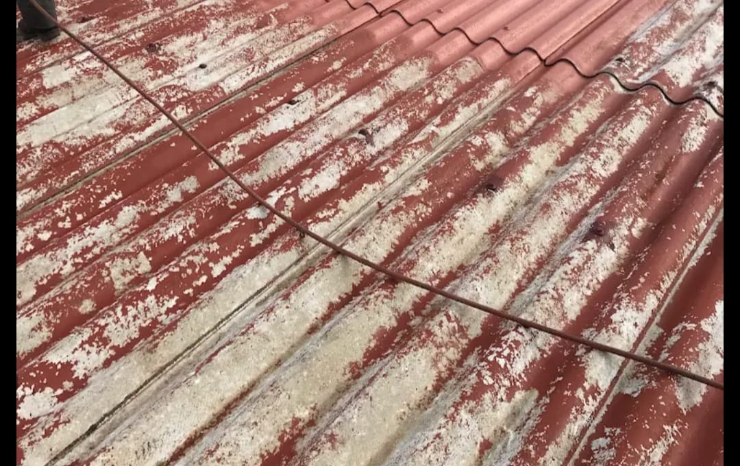 Mise en peinture d'une toiture en plaques ondulées — avant travaux
