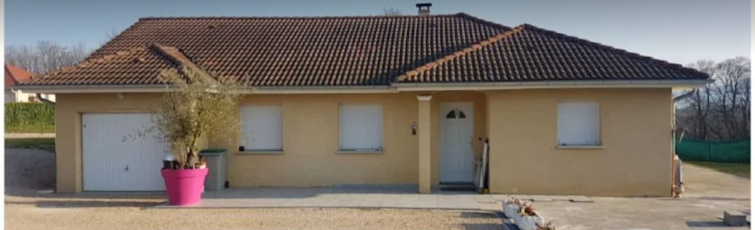 Nettoyage et hydrofuge rouge d'une toiture de plain-pied — avant travaux
