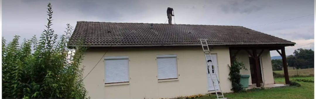 Nettoyage complet de la toiture d'une maison de plain-pied — avant travaux