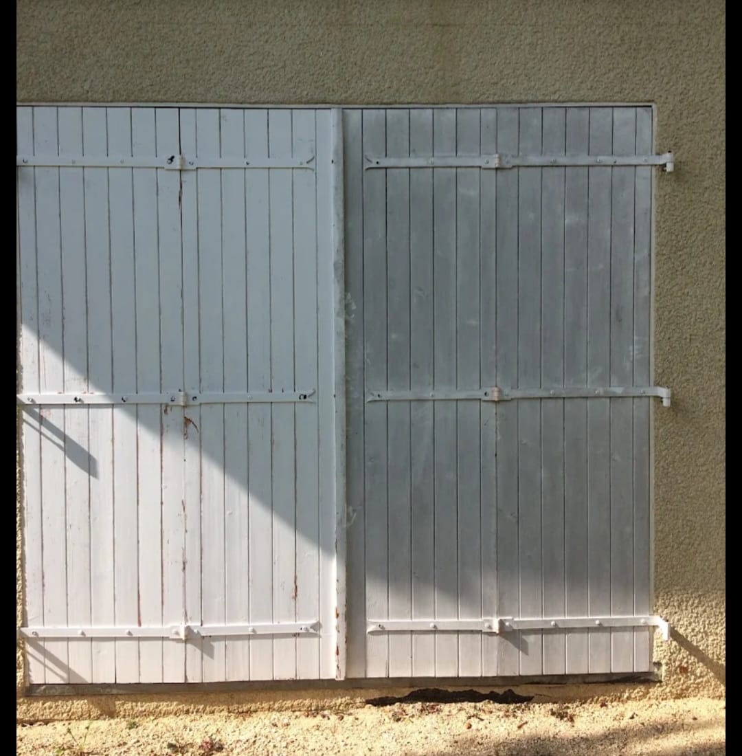 Rénovation de volets bois — avant travaux