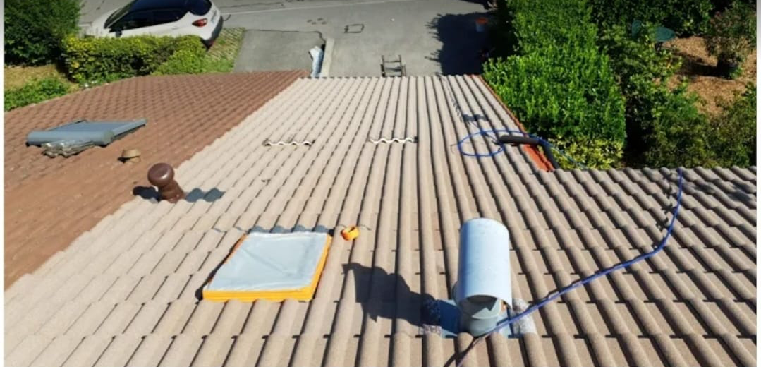Nettoyage et hydrofuge coloré d'une toiture en tuiles — avant travaux