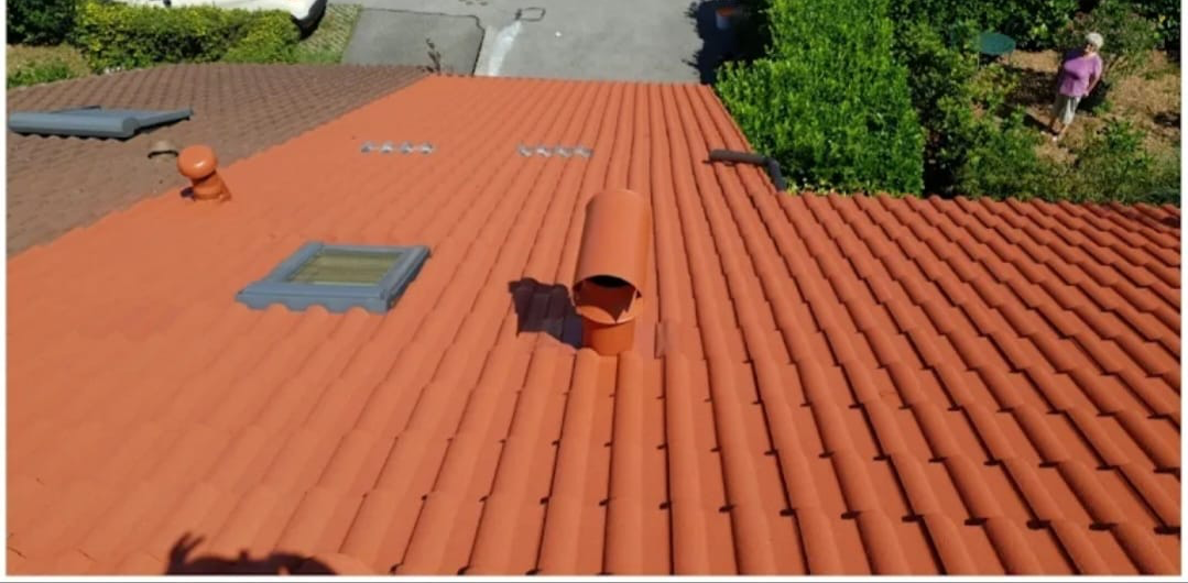 Nettoyage et hydrofuge coloré d'une toiture en tuiles — après travaux