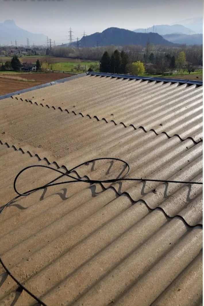 Nettoyage et protection d'une toiture en plaques ondulées — avant travaux