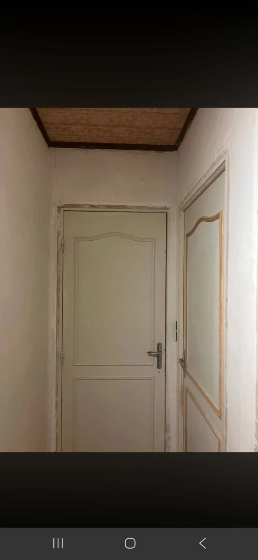 Peinture d'un couloir et de ses menuiseries — avant travaux